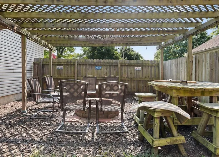 Poolside Palisade - A Fun Family Retreat For 6